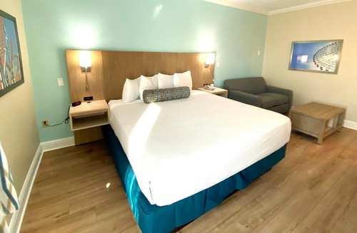 King Room Near Mermaid Gift Shop ORL 2 Luxury Bookings