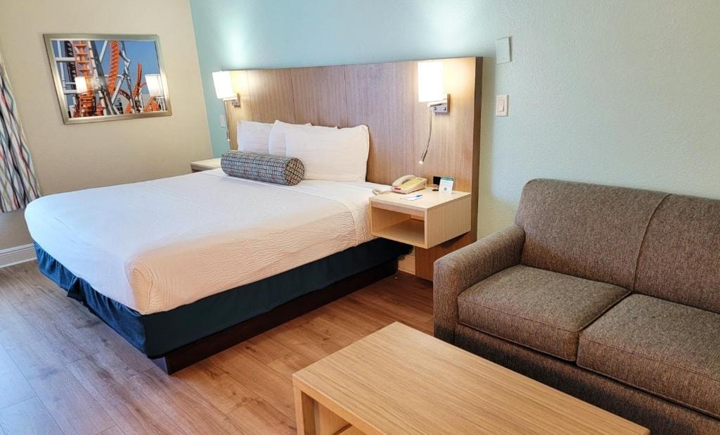 King Room Near Mermaid Gift Shop ORL Luxury Bookings