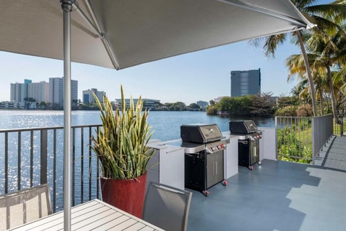 King Suite Near Nicklaus Children Health Systm MIA 14 Luxury Bookings