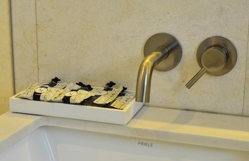 Deluxe King Room Near Mercantil Center MIA 1 Luxury Bookings