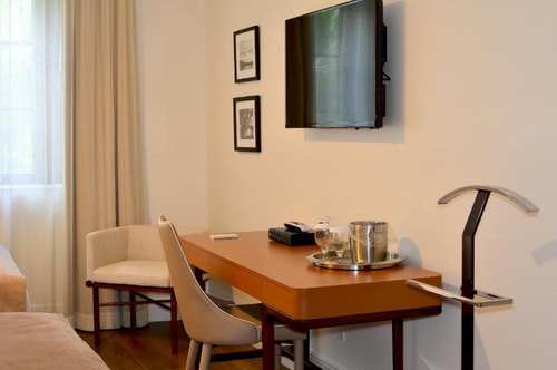 Deluxe King Room Near Mercantil Center MIA 4 Luxury Bookings