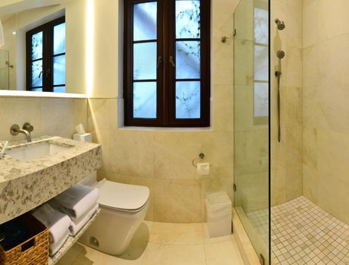 Deluxe King Room Near Mercantil Center MIA 2 Luxury Bookings