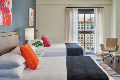 King Or Twin Guest Room Near Panera Bread MIA 2 Luxury Bookings