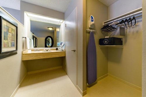 King Room Near Wells Fargo Center MIA 4 Luxury Bookings