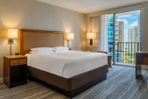 King Room Near Wells Fargo Center MIA 2 Luxury Bookings