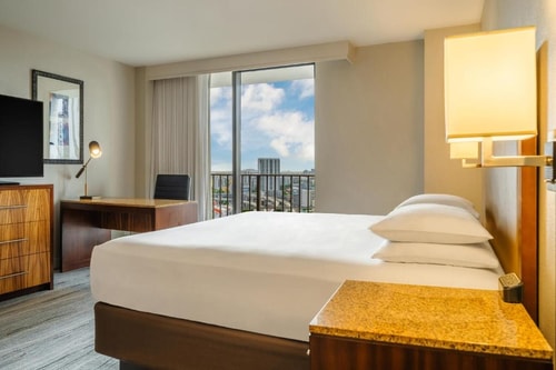King Room Near Wells Fargo Center MIA 1 Luxury Bookings