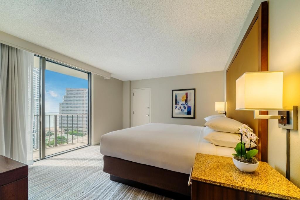 King Room Near Wells Fargo Center MIA Luxury Bookings