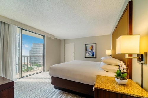 King Room Near Wells Fargo Center MIA Luxury Bookings