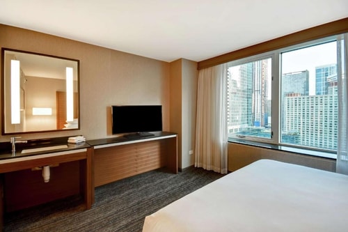 King Suite Near U Medicine River East CHI 4 Luxury Bookings