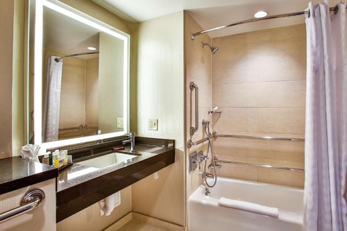 King Suite Near U Medicine River East CHI 8 Luxury Bookings