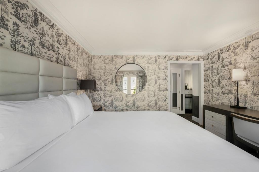 Deluxe King Room Near Embassy of Malta WDC Luxury Bookings