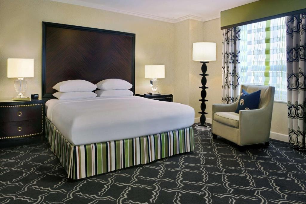 King Room Near Poke Poke CHI Luxury Bookings