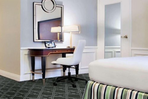 King Room Near Poke Poke CHI 1 Luxury Bookings