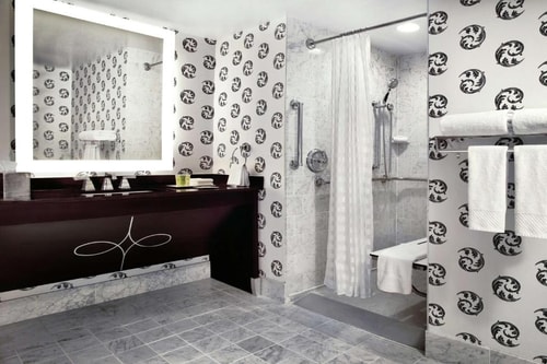 King Room Near Poke Poke CHI 4 Luxury Bookings