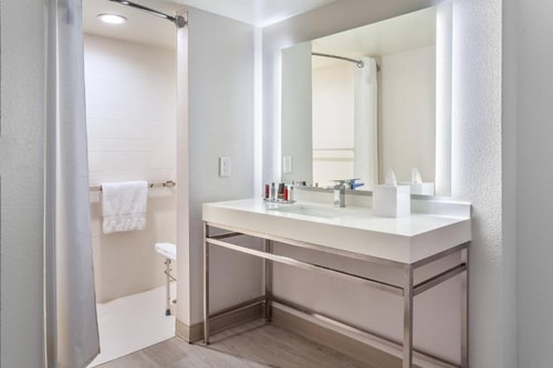 Guest Room Near Avis Car Rental MIA 5 Luxury Bookings