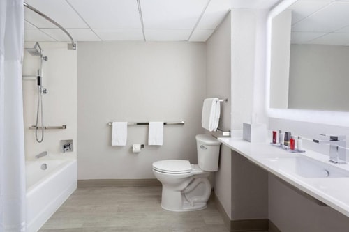 Guest Room Near Avis Car Rental MIA 4 Luxury Bookings