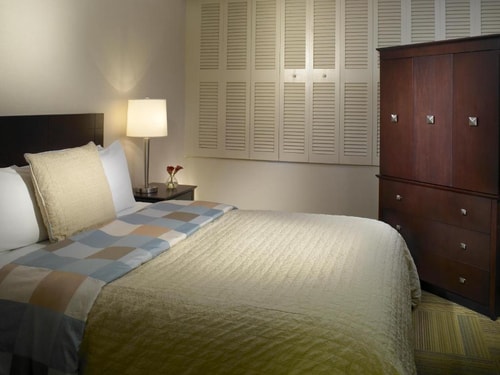 Standard King Room Near  Florida Lottery MIA 2 Luxury Bookings