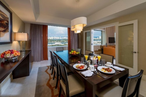 Classic King Room Near Marshalls MIA 8 Luxury Bookings