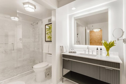 Classic King Room Near Marshalls MIA 2 Luxury Bookings