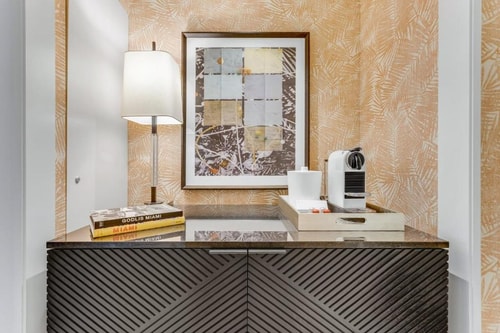 Classic King Room Near Marshalls MIA 1 Luxury Bookings