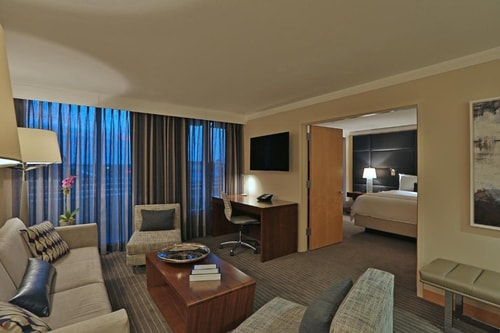 Deluxe King Room Near McDonald's MIA 3 Luxury Bookings