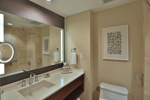 Deluxe King Room Near McDonald's MIA 2 Luxury Bookings