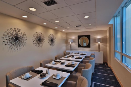 Deluxe King Room Near McDonald's MIA 4 Luxury Bookings