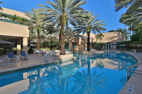 Deluxe King Room Near McDonald's MIA 13 Luxury Bookings