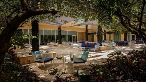 Deluxe King Room Near McDonald's MIA 5 Luxury Bookings