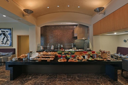 Deluxe King Room Near McDonald's MIA 7 Luxury Bookings
