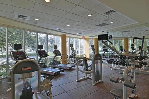 Deluxe King Room Near McDonald's MIA 14 Luxury Bookings