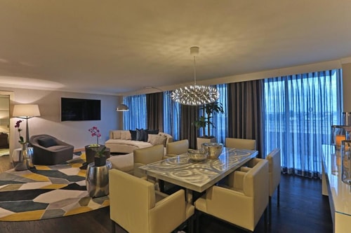 Deluxe King Room Near McDonald's MIA 9 Luxury Bookings