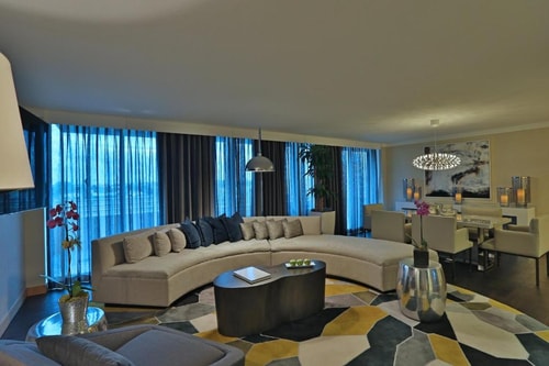 Deluxe King Room Near McDonald's MIA 11 Luxury Bookings