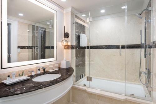 King Room Near Jade Sushi Express MIA 1 Luxury Bookings