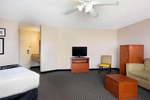 King Room Near MIA Car Rental MIA 7 Luxury Bookings