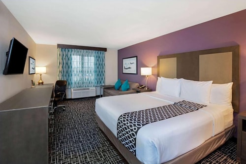Deluxe King Room Near AutoZone Auto Parts LAS 1 Luxury Bookings