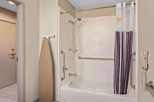 Deluxe King Room Near AutoZone Auto Parts LAS 9 Luxury Bookings