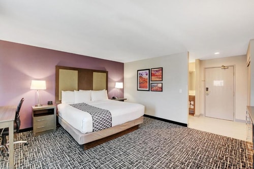Deluxe King Room Near AutoZone Auto Parts LAS Luxury Bookings