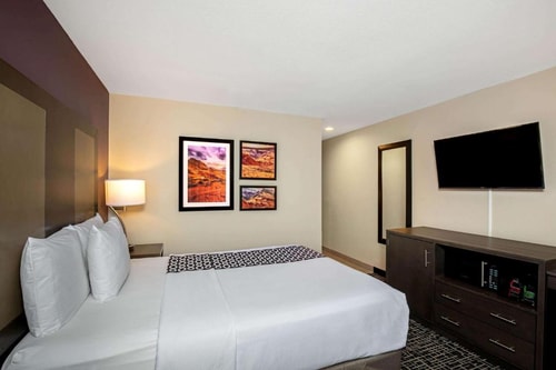 Deluxe King Room Near AutoZone Auto Parts LAS 5 Luxury Bookings