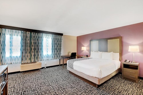 Deluxe King Room Near AutoZone Auto Parts LAS 4 Luxury Bookings