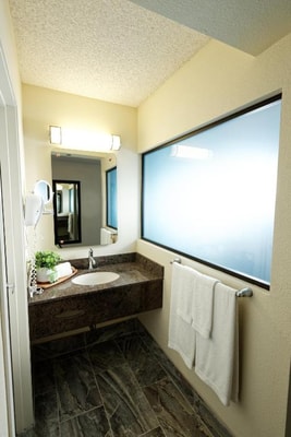 Deluxe King Room Near William Hill Sportsbook LAS 2 Luxury Bookings