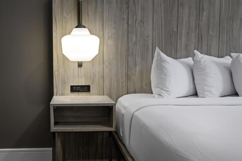 Poolside Queen Room Near Resort Gaming Group LAS Luxury Bookings
