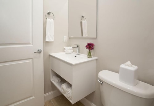 Standard King Room Near Dollar Tree MIA 4 Luxury Bookings