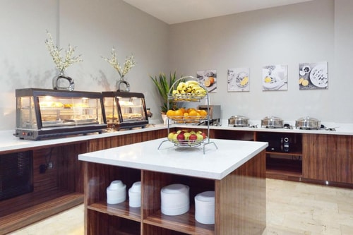 Standard King Room Near Dollar Tree MIA 5 Luxury Bookings