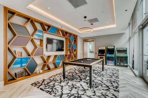 One Bedroom Apartment Near Formal Gardens CHI 7 Luxury Bookings