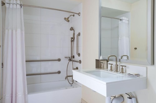 Guest Room Near Multicultural Center CHI 3 Luxury Bookings