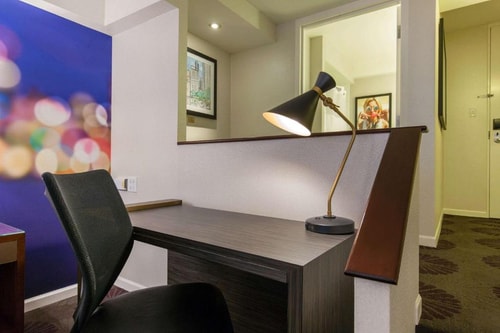 King Room Near Seneca Park CHI 4 Luxury Bookings