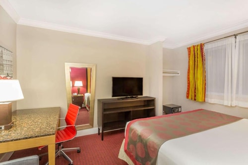 King Room Near McDonald's MIA 1 Luxury Bookings