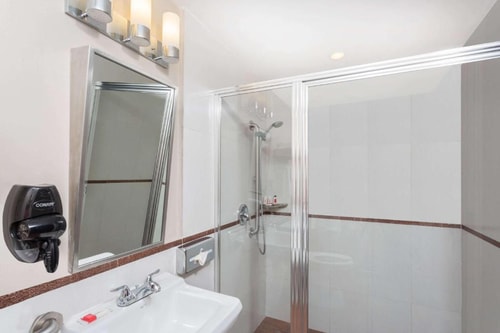 King Room Near McDonald's MIA 2 Luxury Bookings