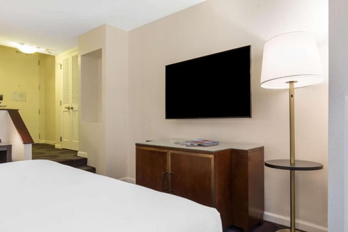 King Room Near Seneca Park CHI 2 Luxury Bookings